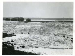 Hochwasserkatastrophe 1933 der Saale zwischen Bernburg und Nienburg. Von herabgespülten Kalkmassen der Kalkberge zugeschüttetes Flussbett bei Bernburg