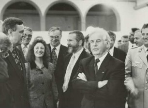 Bundesverteidigungsminister Rühe und Ministerpräsident Prof. Dr. Biedenkopf besichtigen Entwürfe zum Bauvorhaben