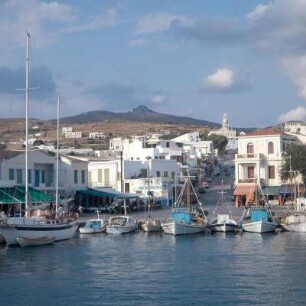 Tinos, Kloster der Panagía Tiniótissa, Inselhauptstadt, 2.800 Einwohner, mit Hafen, Prozessionsstraße und Kloster der Panagía Tiniótissa