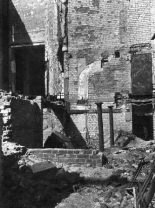 Ausgebrannte Wandelhalle des Neuen Theaters auf dem Augustusplatz