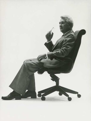 Mann auf Sessel aus Sapper Collection von Richard Sapper