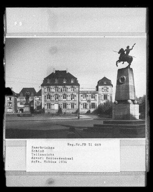 Saarbrücken, Schloss, Ansicht von Westen mit Ulanen-Denkmal.
