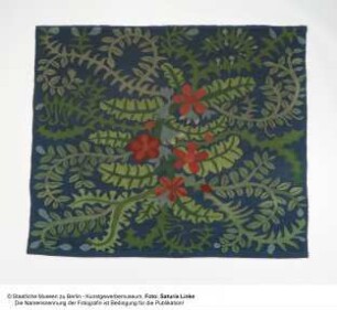 Wandbehang mit roten Blüten