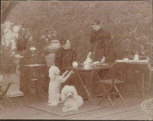 Schloßgarten (?), Großherzogin Luise mit Tochter Viktoria, Tee trinkend.