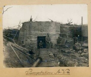 Foto von Soldaten vor der "Pumpstation A.W. 4" nördlich von La Bassée