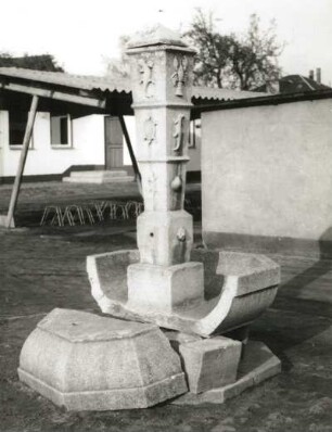 Tierbrunnen : Tierbrunnen (mit beschädigtem Becken). Stein, wohl um 1925. Dresden-Cossebaude, Bahnhofstraße 5, Hans-Grundig-Oberschule (Grundschule Cossebaude), Schulhof