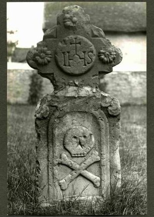 alter Friedhof. Grabkreuz