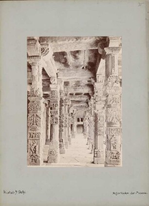 Moschee Qutub, Delhi: Säulengang des Hofes