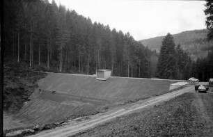 Bleichtal: Vorhaltebecken vor der Vollendung; Gesamtansicht von Südost; bei Bleichtal