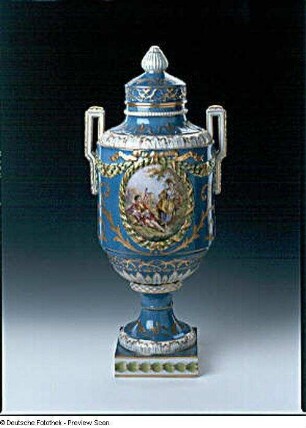 Doppelhenkelvase mit Deckel und galanter Szene