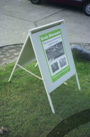 Mommsenstraße: Stelltafel zur Ausstellung "Naturschutz und Landschaftspflege im Kreis Stormarn", September/Oktober 1983