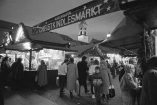 14. Karlsruher Weihnachtsmarkt (Christkindlesmarkt) auf dem Marktplatz. Preisverleihung im Dambedei-Suchspiel
