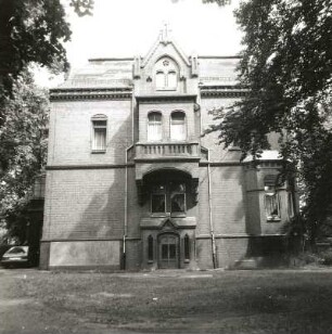 Cottbus, Ewald-Haase-Straße 12. Villa der Tuchfabrik Grovermann (Kindergarten) (wohl 1912). Seitenfront mit Nebenportal