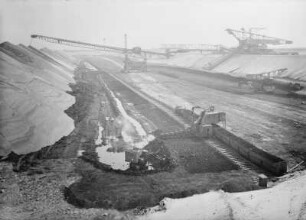 Braunkohlentagebau : Brieske-Ost. Braunkohlentagebau. Tagebau "Franz Mehring". Große Abraumförderbrücke, Riesenbagger