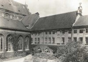 Riga. Dom. Außenansicht von Südwest. Haus der Stadtbibliothek über dem Ostflügel des Domkreuzganges