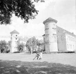 Verliebtes Urlauberpaar vor Schloss Rheinsberg