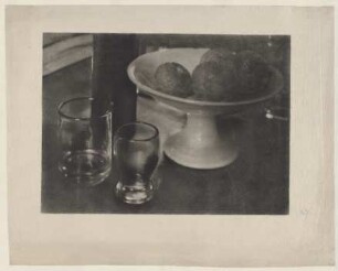 Stillleben mit Obstschale, Flasche und Gläsern