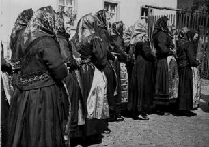Unterweissenbrunn (Rhön). Frauen des Dorfes zur Pfingstprozession in Rhöner Tracht