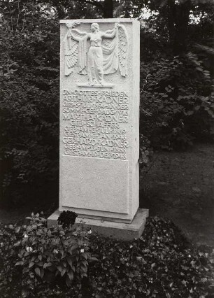 Grabmal für Gerhard Kadner und Familie : Grabmal für Gerhard Kadner und Familie. Sandstein (ab 1948; W. Hempel). Dresden-Tolkewitz, Johannisfriedhof