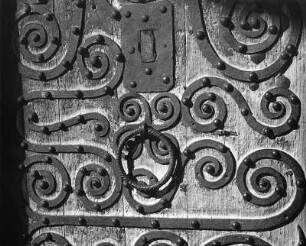 Westportal : Westportal (1301/1400). Detail mit Beschlägen der Tür. Pürgg-Trautenfels, Pfarrkirche Heiliger Georg