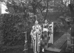 Doppelbildnis zweier junger Japanerinnen (Fuko-san und Shize-san) : Doppelbildnis zweier junger Japanerinnen (Fuko-san und Shize-san) am Eingangtor zu einem Wohnhaus (Japanisches Haus mit europäischem Anbau)
