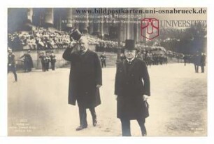 Reichspräsident von Hindenburg mit Reichskanzler Luther vor dem Reichstagsgebäude