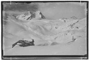 Stubaier Alpen. Dresdner Hütte (2308 Meter) im Tiefschnee
