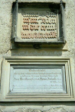 Inschriftstein und Gedenktafel an Kirchenaußenwand