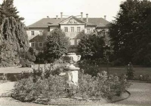Zabeltitz, Schloss, Westseite des Palais vom Park aus, mit Blumenrondell