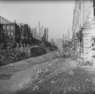 Dresden nach der Bombardierung vom 13./14. Februar 1945. Straßenbild mit Ruinen
