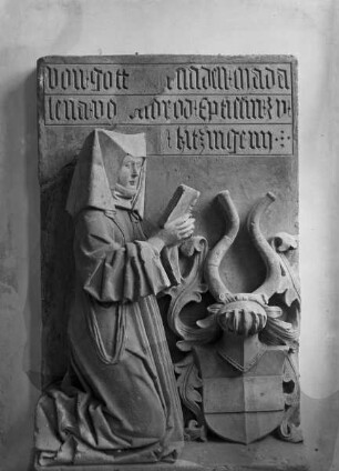 Grabplatte der Magdalena von Leonrod, Äbtissin von Kitzingen