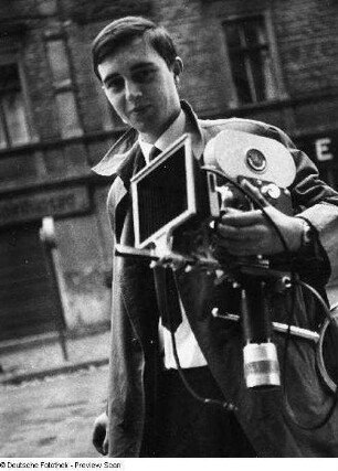 Ein Arbeitskollege des Fotografen an der Deutschen Hochschule für Filmkunst in Potsdam-Babelsberg, mit Filmkamera