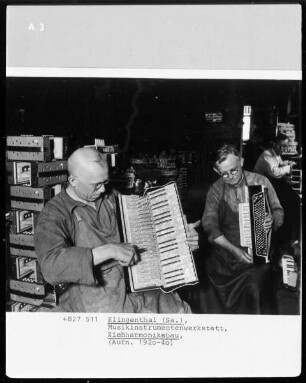 Ziehharmonikabau in einer Musikinstrumentenwerkstatt in Klingenthal
