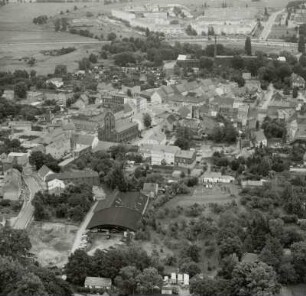 Ortsteilansicht über den Markt mit Stadtkirche und Rathaus gegen Am Malzebogen mit Neubaugebiet