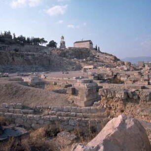 Eleusis. Telesterion. Und Akropolis, umrahmt von den Heiligtumsmauern
