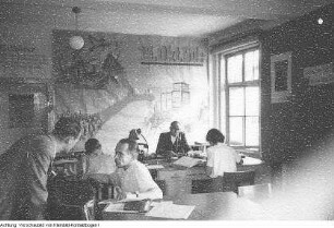 Dresden, Neustadt, Albertplatz, Wahl-Werbung der Kommunalen Wohnungsverwaltung (KWV) am Hochhaus der VEB Verkehrsbetriebe der Stadt Dresden, Bauern in Moritzburg-Reichenberg, August 1950