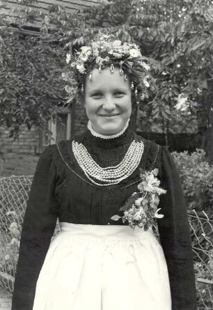 """Halbdeutsche"" Schleifer Tracht aus Rohne, Brautjungfer" : Kleidung - Schleifer Tracht. Ort: Rowno / Rohne. "Halbdeutsche" Schleifer Tracht. Brautjungfer (družka) zur Trauung.