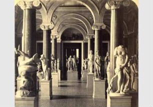 Blick in den Römischen Saal im Neuen Museum, Aufstellung von Gipsabgüssen