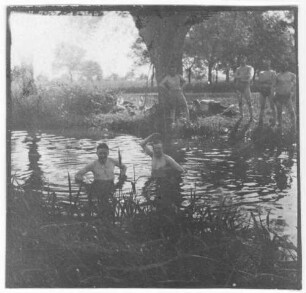 Foto einer Badeszene des bayerischen Reserve-Infanterie-Regiments 19 im Kanal bei Munzenheim