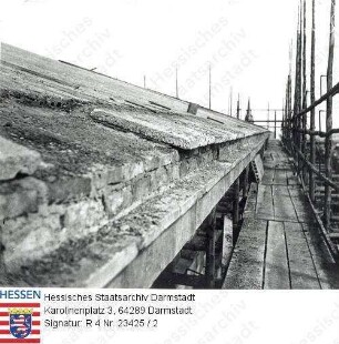 Darmstadt, Landestheater / Bild 2: Sicherung der Ruine - östliches Hauptgesims nach dem Ausbetonieren des Hohlraums zwischen Betonwiderleagermauer und 12er Randmauer nach dem Aufbringen der Randplatten (Bimsdielen)