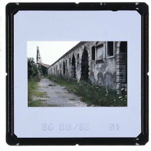 Venedig, Arsenale : Fassade Halle und Armstrong Mitchell Kran