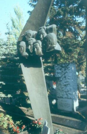 Moskau. Nowodewitschi-Friedhof. Grabmal einer Flugzeugbesatzung, die beim Absturz ums Leben kam