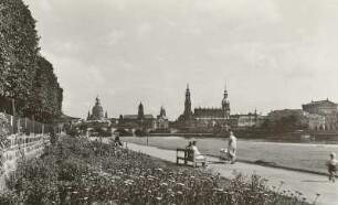 Dresden, Blick vom Neustädter Elbufer oberhalb der Marienbrücke nach Südosten auf die Altstadt