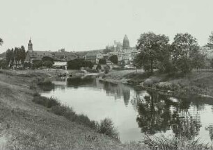 Wetzlar, Stadtansicht : Wetzlar. Stadtteilansicht, links Hospitalkirche, rechts Dom, davor alte Lahnbrücke. Blick stromauf