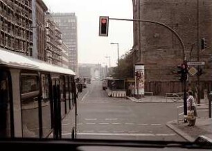 Berlin: Hinter US-Bus; Kochstraße, Ecke Friedrichstraße (mit Springer Hochhaus)