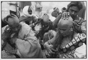 Allahabad. Rasur der Gläubigen anlässlich des Fests Kumbh Mela