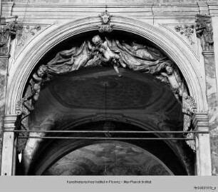 Stuckdekorationen im Langhaus von SS. Annunziata, Florenz : Stuckdekoration mit Engeln über der Cappella del Crocefisso