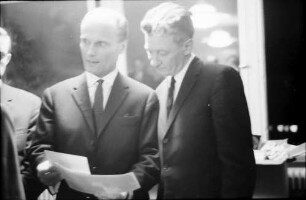 Freiburg: Amerikahaus, Übergabe der Bibliothek, Oberbürgermeister Dr. Keidel, Mr. Caroll