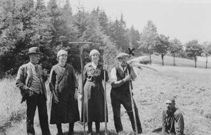 Heuernte bei Richard Schneider (2. von rechts) mit Hilma Schneider und Fritz Günther