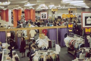 DDR. Innenansicht eines Kaufhauses (vielleicht in Berlin)